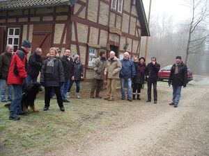 Auf dem Foto ist ein Teil der Wandergruppe vor dem Tadensenhaus zu sehen.