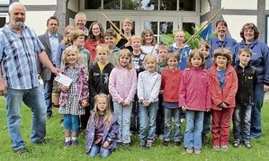 Elena übernimmt im Namen der Wölflinge aus Wipshausen die Spende der SPD von Hermke Rüscher