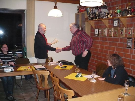 Wolf Hermann R&uuml;scher (links) dem Jubilar Wolfgang Borngr&auml;ber.